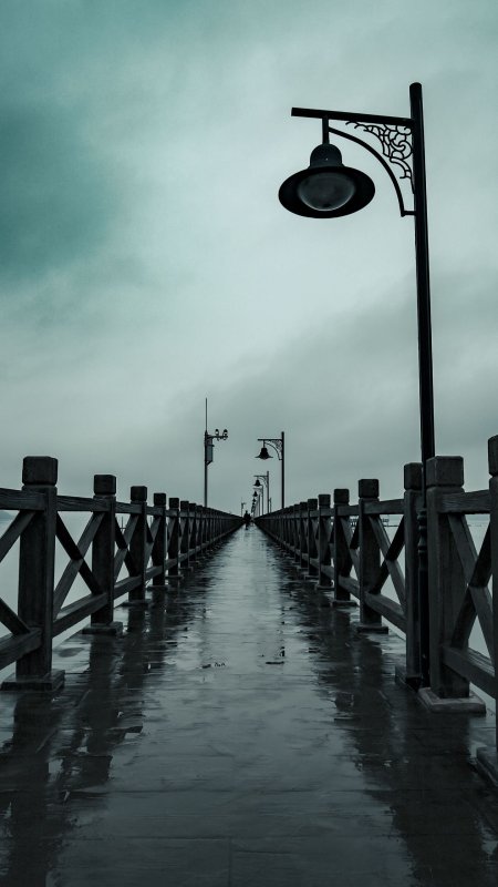 Фонарь на причале скачать фон 1440 x 2560