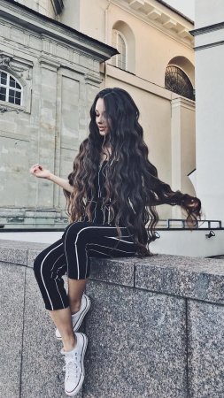 Брюнетка с длинными волосами