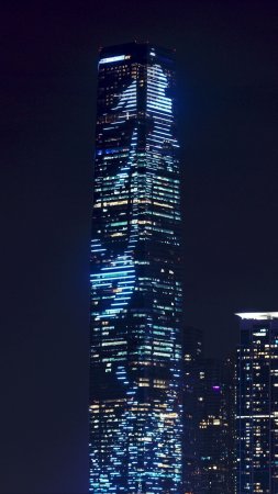 Небоскреб ночью скачать фон 1424 x 2532