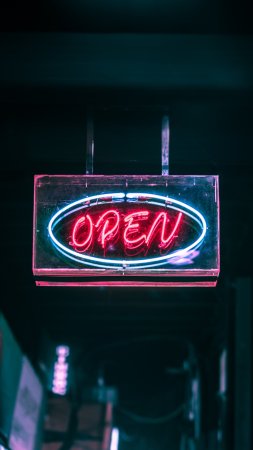 Неоновая вывеска открыто
