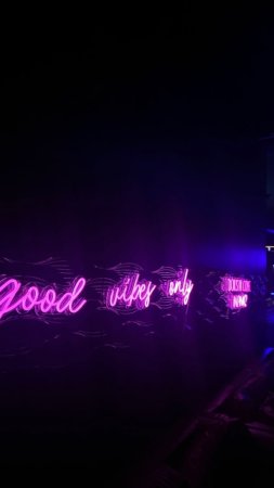 Неоновая вывеска good vibes