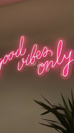 Неоновая вывеска good vibes only