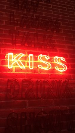 Неоновая вывеска kiss