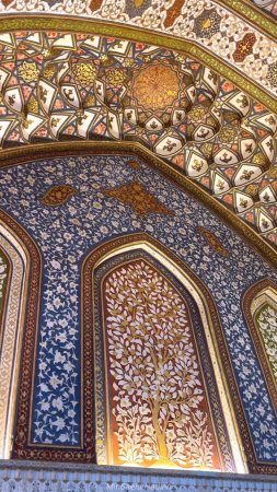 Interior of the taj al molk jameh mosque decorated with colorful tiles скачать фон 1424 x 2532