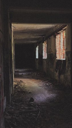 Заброшка внутри ночью скачать фон 720 x 1280