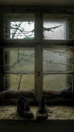 Старое окно скачать фон 1080 x 1920