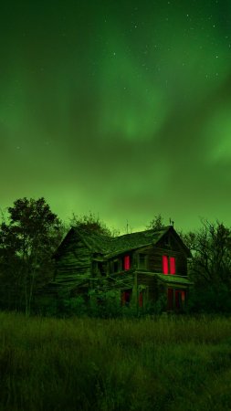 Дом трава северное сияние ночь заброшенный старый зеленый обои скачать фон 2160 x 3840