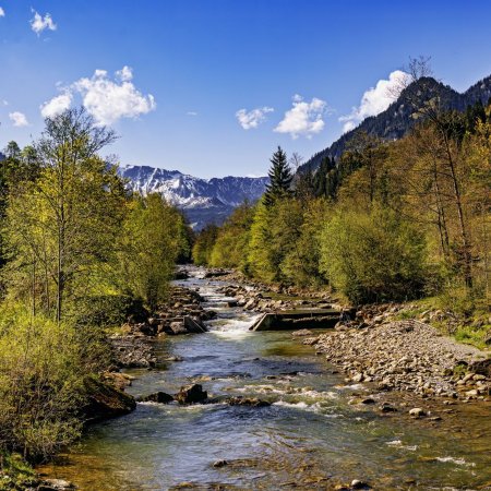 River in the mountains скачать фон 2048 x 2048