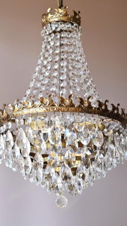Large vintage crystal chandelier скачать фон 1080 x 1920