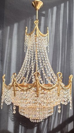 Хрустальная люстра скачать фон 2160 x 3840