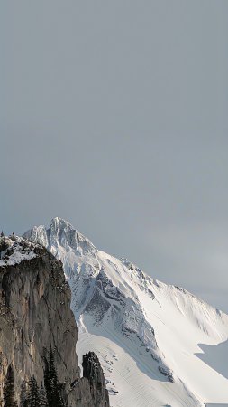 Горы в снегу скачать фон 2160 x 3840