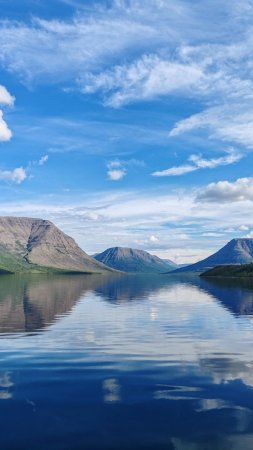 Озеро кутарамакан на плато путорана скачать фон 720 x 1280