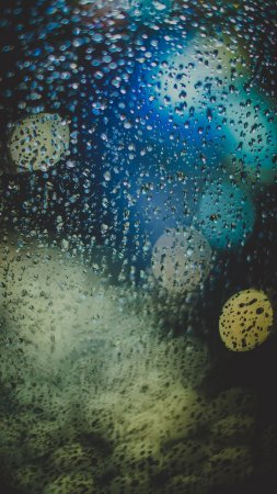 Капли воды на стекле