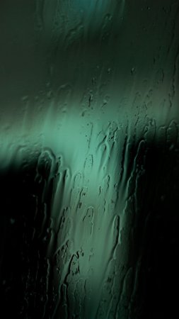 Капли воды на стекле