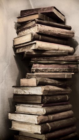 Стопка книг эстетика скачать фон 1424 x 2532