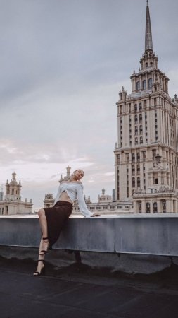 Девушка сидит на крыше