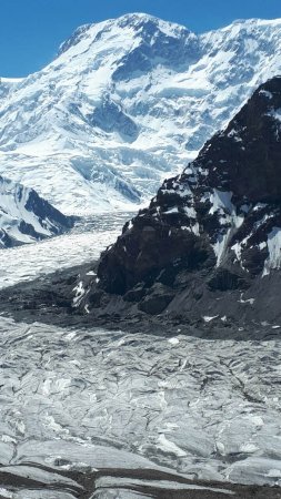 Ледник в горах скачать фон 720 x 1280
