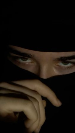 Hooded eyes men скачать фон 1080 x 1920