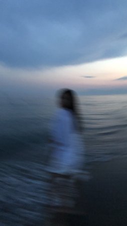 Девушка на море скачать фон 2160 x 3840