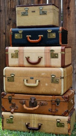 Old suitcase скачать фон 1080 x 1920
