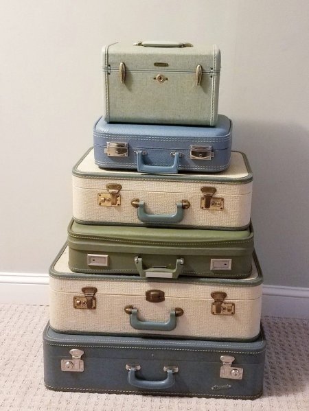 Vintage suitcases скачать фон 979 x 1305
