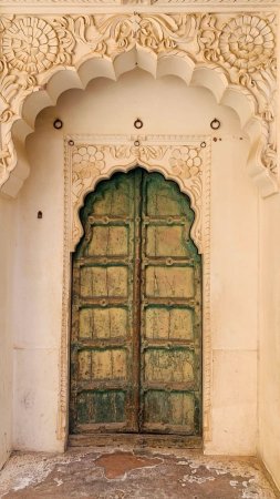 Antique rustic ancient wooden door скачать фон 1080 x 1920