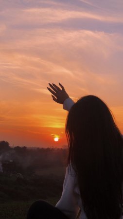 Девочка на закате без лица