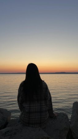 Девушка у моря со спины