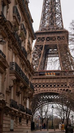 The eiffel tower in paris скачать фон 1080 x 1920