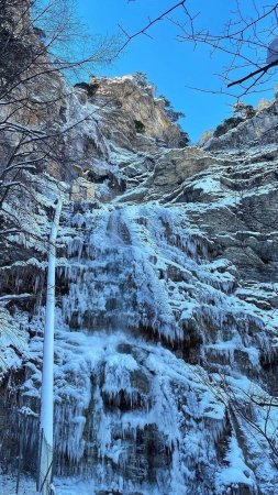 Замёрз водопад учан-су