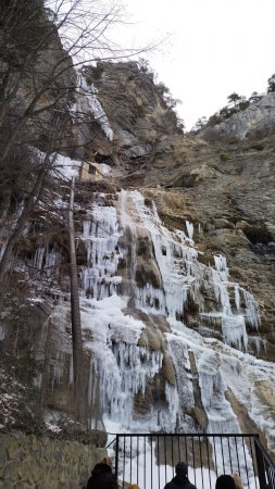 Водопад учан су замерзший
