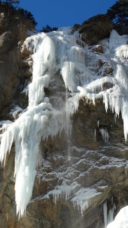 Водопад учан су замерзший