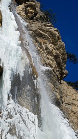 Водопад учан су замерзший