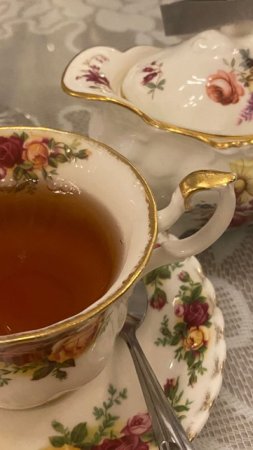 Tea cup and saucer скачать фон 720 x 1280