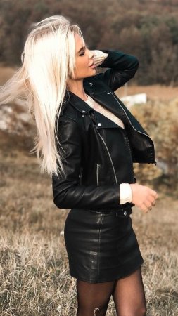 Девушка в кожанке