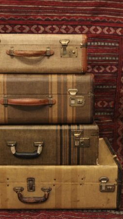 Vintage suitcase скачать фон 1080 x 1920