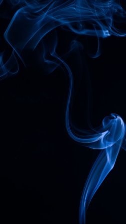 Синий дым на черном фоне скачать фон 2160 x 3840