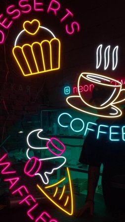 Неоновая вывеска кофейня