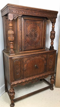 Резной буфет в стиле ренессанс скачать фон 1424 x 2532