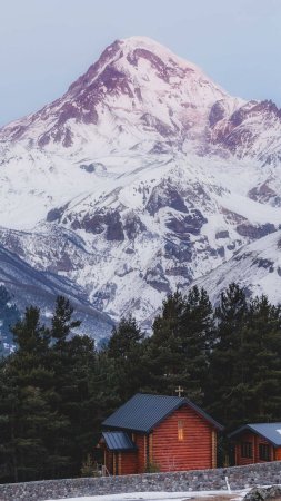 Домик в горах скачать фон 1080 x 1920