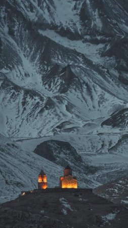 Казбеги плюс монастырь скачать фон 1080 x 1920