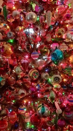 Christmas tree with many ornaments on it скачать фон 1080 x 1920