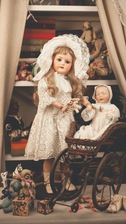 Антикварные куклы малыши скачать фон 2160 x 3840