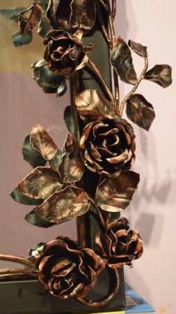 Кованая роза из металла (медь)