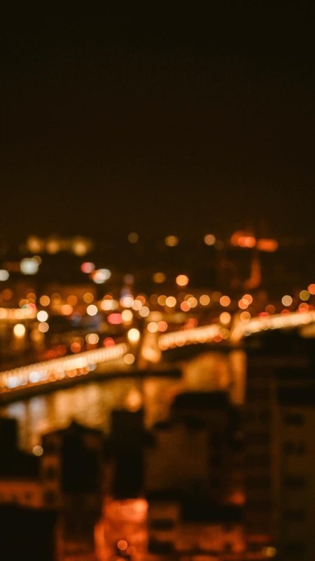 В огнях ночного города