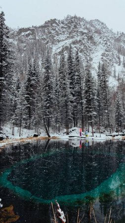 Гейзерное озеро горный алтай скачать фон 720 x 1280