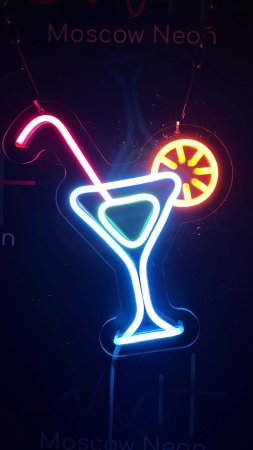Неоновая вывеска коктейль