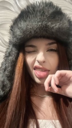 Девушка в шапке ушанке