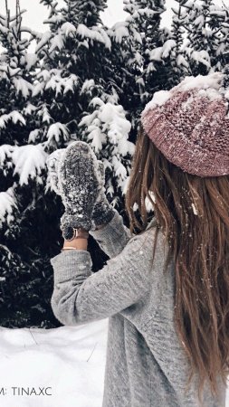 Девушка зимой со спины