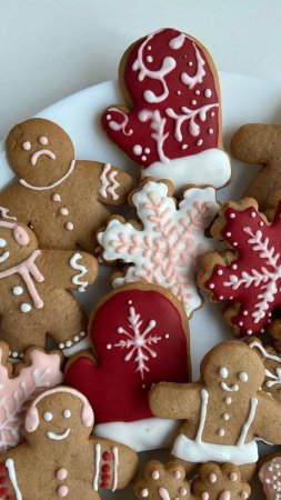 Gingerbreads and christmas cookies скачать фон 720 x 1280